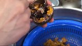 《舌尖上的美食》日料大厨海鲜市场现切海胆