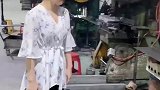 女管理觉得不对劲，赶紧跑过来看看怎么回事？