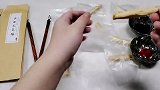 50元“可以吃的毛笔”，蘸着黑色的“墨汁”，里面更有料