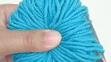 家里有毛线的，来跟我一起做毛线球，你看它美吗
