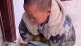 小朋友从家里背了两颗大梨，气喘吁吁的送给老师太暖心啦！小孩子的天真 暖心