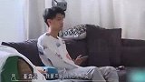 秦霄贤私下里竟然这么可爱，与狗狗对话，画面略显温馨！！！