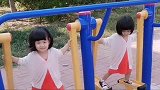 双胞胎姐妹的胆子越来越大了，妈妈担心长大以后会不会是女汉子啊