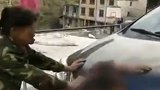 母亲拦儿子车遭殴打：推搡踹倒在地
