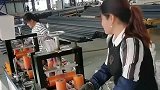 在车间里的上班的小姐姐，为了生活努力的工作，向她们致敬！