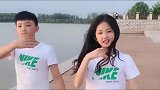 龙凤胎兄妹海边跳舞，兄妹俩跳的好嗨啊，妹妹真是越长越漂亮了