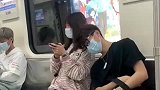 坐地铁偶然看到的一幕，恕我直言，小哥哥太会撩了！