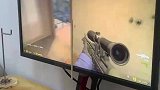 男子玩射击游戏，用筷子开物理外挂