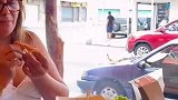 猫与人类和谐共处，这些猫都不算流浪猫了吧