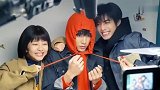 《以家人之名》花絮：三兄妹合体拍大头贴，谭松韵真的太可爱了！