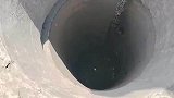 管道内的西瓜捞不上来，把屋主给急坏了