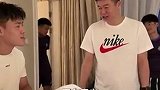 于根伟社媒：带领全队为王献均找门牙 两颗中找到一颗