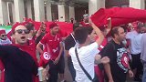体坛直击：突尼斯球迷街头狂欢 挥舞国旗声势浩大