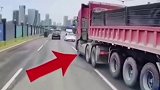 大车“漂移”躲避洒水车 后车直呼好技术