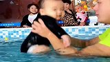原来小宝宝都是这样学游泳，简直太勇敢了，小表情太可爱了