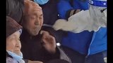 既心疼老人，也心疼工作人员