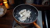 冻馄饨是冷水下锅还是热水下锅，冻馄饨的正确煮法是热水下锅