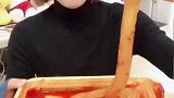 妹子吃粉耗子，直接往嘴里吸溜，咀嚼的真带劲啊