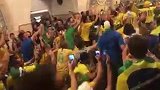 足球王国真正的气场！巴西球迷“占领”莫斯科地铁站狂欢