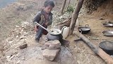 小男孩独自做大锅饭，使劲搅动防止烧焦，太懂事了