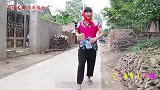 妈妈给甜甜和来福买了幸运糖果机，能吃到多少糖果