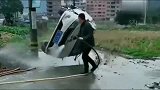 面包车路口掉头，谁料方向盘打滑，一个圆圈又回到最初的起点！