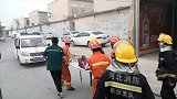 大门反锁！九旬独居老人被困火场 消防员抡大锤砸门救人
