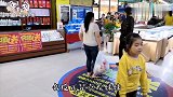 双胞胎全家出动逛超市，遇到一个有爱的小姐姐，看看他们都聊了啥