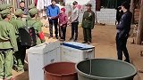 退伍老兵集体看望战友母亲，敬礼这一刻让我热泪盈眶！