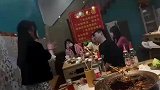 男女聚餐玩拍脸，一下比一下狠