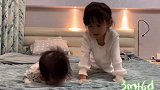 3个月宝宝练习翻身，姐姐都忍不住加进来给宝宝加油，宝宝太棒了