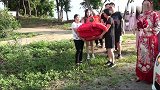 广东一帅哥做生意发财了，豪车迎娶新娘，红地毯铺很远，用心良苦