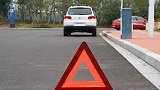 车主高速上爆胎，停应急车道上换胎却被扣6分？交警：没有罚错！
