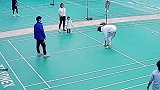 男生打羽毛球的操作令人惊呆