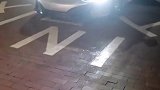 小哥开超跑来撩妹