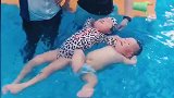 两个小宝宝一起游泳，两人乖乖的样子也太可爱了！