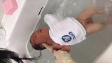 日本产科护士教你如何给新生儿洗澡，旁边还有中文翻译，值得称赞