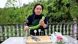 苗大姐地里长蒜苔，配点黑木耳一炒，怕吃太大胃缩了缩