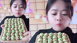 调皮小姐姐直播吃彩色蘑菇糖，一口咬下去美滋滋，味道好极了