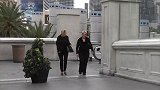 恐吓恶作剧，假扮树人捉弄路人，被吓到的路人非常无奈
