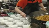 实拍饭店学徒做的土豆饭快餐，网友：原来这菜多菜少都是随机的