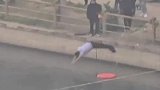 醉酒女子因家事跳河轻生，民警纵身入水把她拽上岸