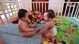 太逗了！两个宝宝吃饱喝足后，盯着对方开始笑到停不下来