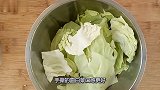 手撕包菜最爽口的做法，看着流口水，做法超简单