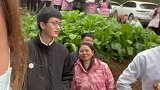 不懂就问，第一次来四川吃喜宴，上面一排男人站那儿干嘛