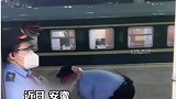 列车长抱腿脚不便女乘客上车