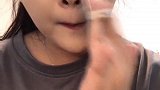 心灵美比外表美更重要，看似坚强的小姑娘背后却是这么心酸！