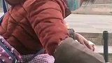 聋哑夫妻二十多年靠街头擦鞋，将儿子培养成一名优秀军人