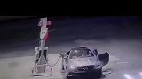 深夜女司机遇劫匪，腾空翻进车厢的那一刻太霸气，瞬间吓退劫匪
