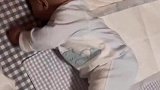 宝贝的第一次翻身，急得开口说话，全家人被笑晕